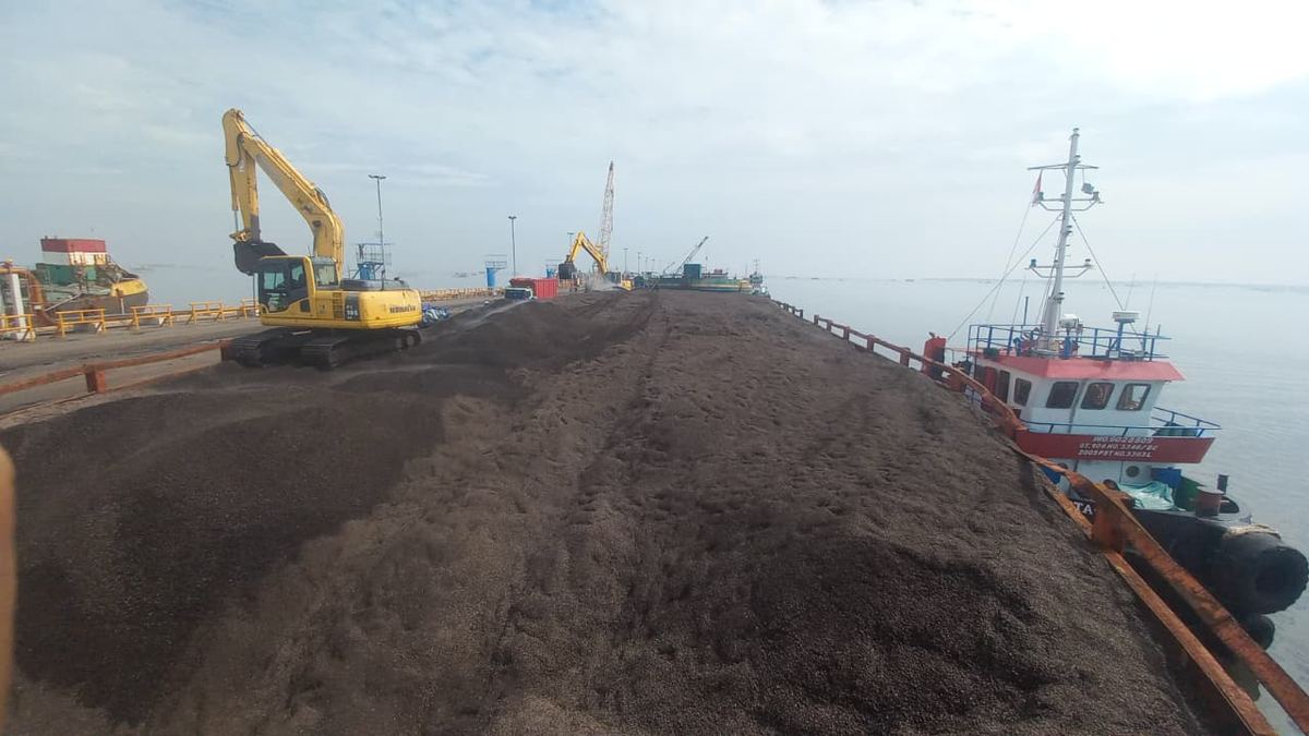 Proses pengiriman biomass via tongkang di pelabuhan
